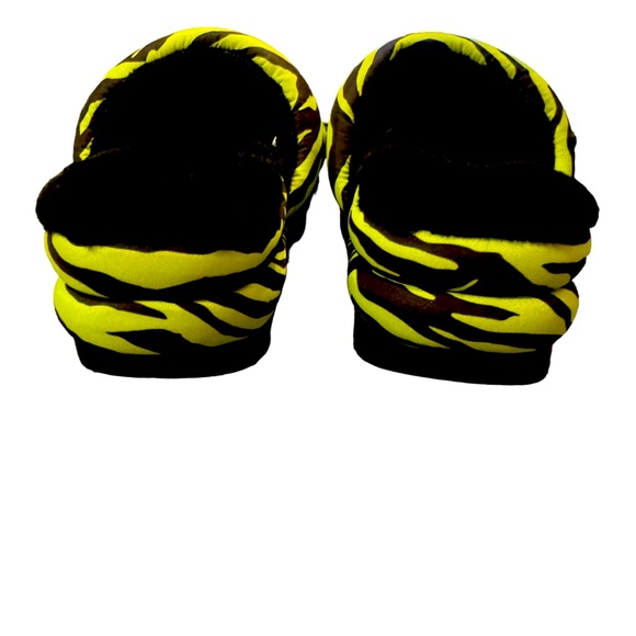 Women’s UGG Tiger Print Maxi Slipper Slide size 9 - Picture 8 of 9